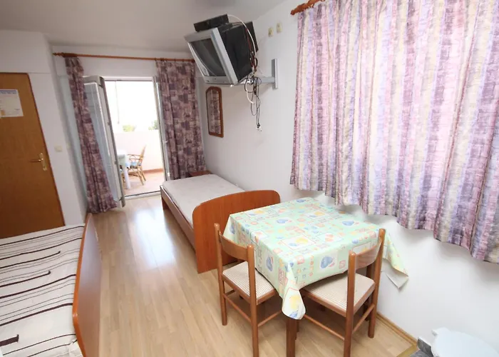 Apartments With A Parking Space Makarska - 6693